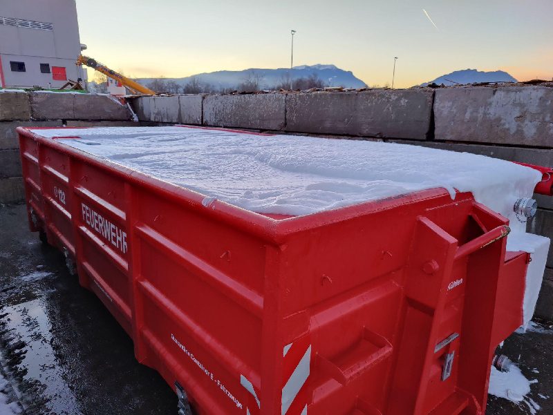 Transport brennender Akkus mit dem Spezialcontainer AB-Kühlen. (Bild 1)